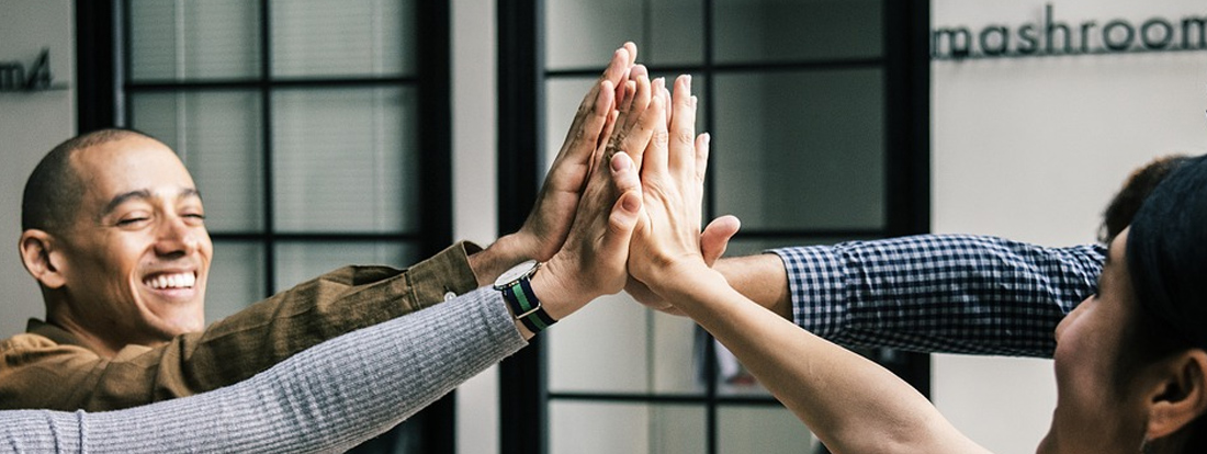 Time feliz com uma boa gestão de projetos